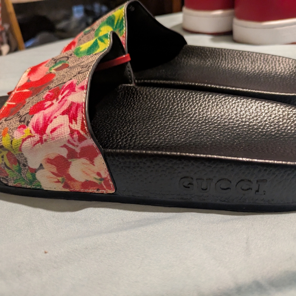 Gucci Black and Red Sandals with Iconic Design - Picture 3 of 5